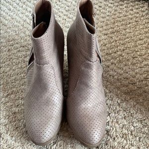 Just fab size 7 ankle booties